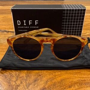 DIFF “Cody” Blonde Tortoise Keyhole Sunglasses, NIB